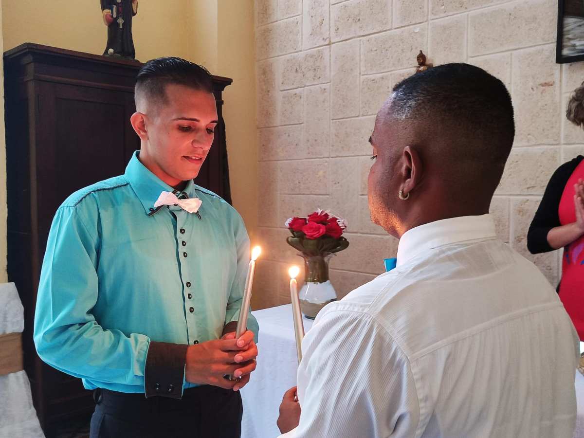 Diversidad espiritual y amor en una boda&nbsp;cuir